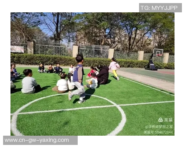 小孩儿在阳光下快乐踢足球展现童年活力与梦想的瞬间 小孩儿在阳光下快乐踢足球展现童年活力与梦想的瞬间